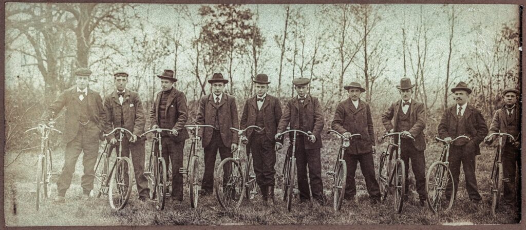 Folkehold med cykler på Klitgaard ved Ulsted 1904